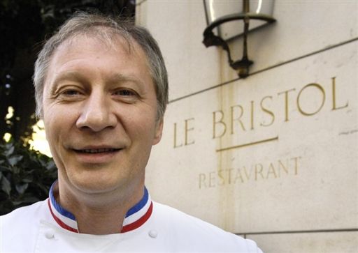 - Eric Fréchon, le chef du Bristol, pose devant le restaurant de l'hôtel parisien le 8 février 2008. - AFP/STEPHANE DE SAKUTIN -