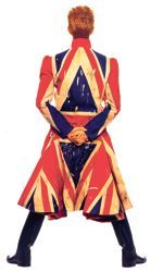 Alexander McQueen crée la redingote Union Jack pour la pochette de l'album Eartling .