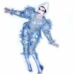 La styliste Natasha Korniloff crée cette tenue de pierrot lunaire pour Ashes to Ashes , en 1980.
