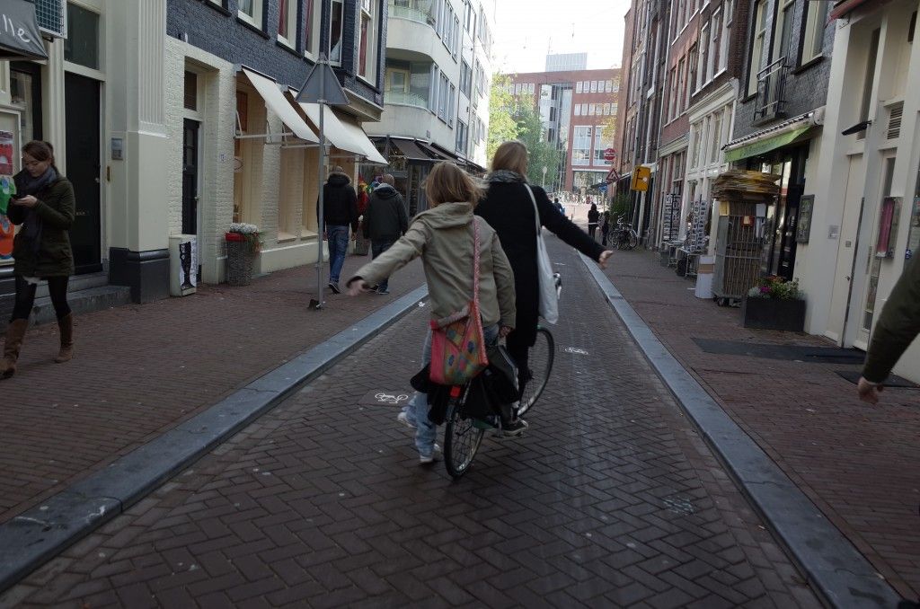 Amst, deux filles sur un vélo